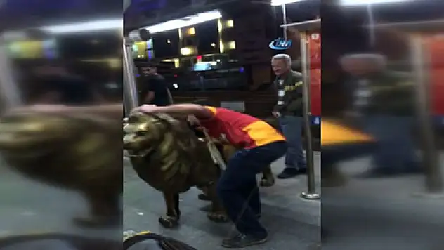 Florya'daki aslan heykelini metrobüsle götürdüler