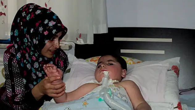 Minik Emir'in ailesi evde yoğun bakım ünitesi kurdu