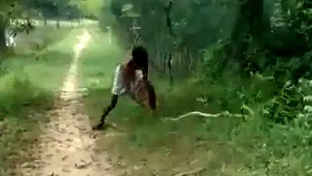 Dev yılanı yerden yere vurdu