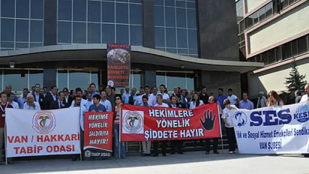 Sağlık çalışanları öldürülen meslektaşları için iş bıraktı