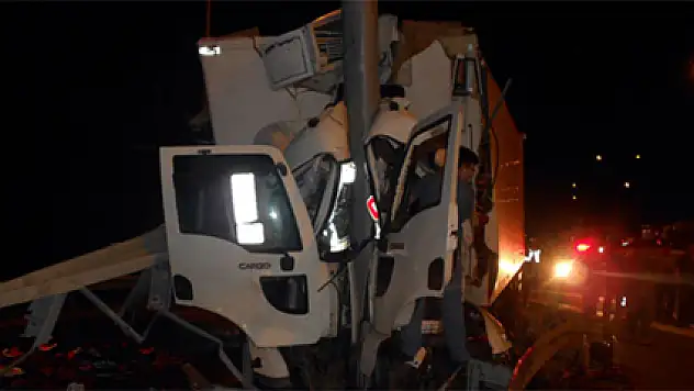 Kamyon bariyerlere çarptı, ortalık savaş alanına döndü: 1 ölü 1 yaralı!