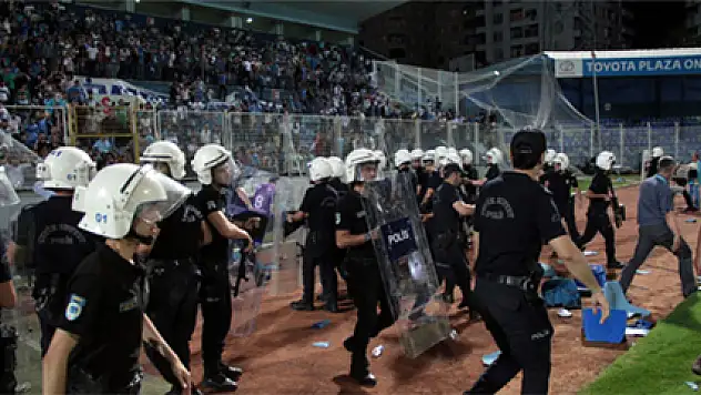 Maç sonrası hem tribünler hem de saha karıştı!
