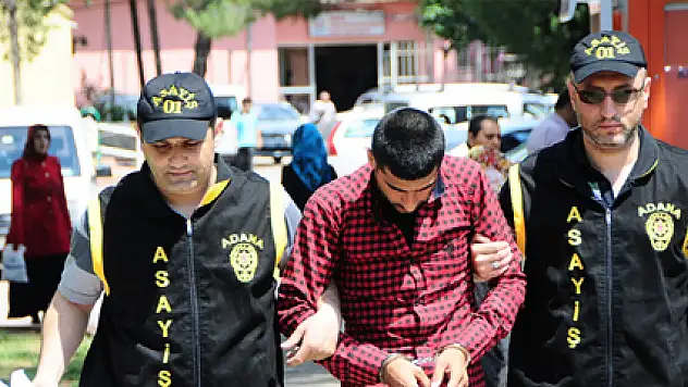 Genç kadına kapkaç kamerada!