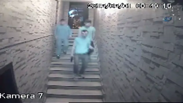 Şehir magandaları, silahlarla müzikhol bastı