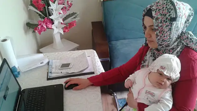 Kucağında bebeğiyle çalışıyor