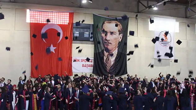 MYO ÖĞRENCİLERİ'NİN MEZUNİYET SEVİNCİ