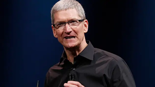 Tim Cook, Facebook ve Google'ı yerden yere vurdu!