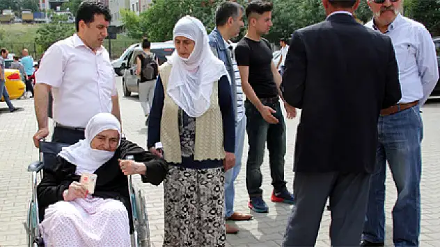 93 yaşındaki Fatma ninenin oy kullanma çilesi