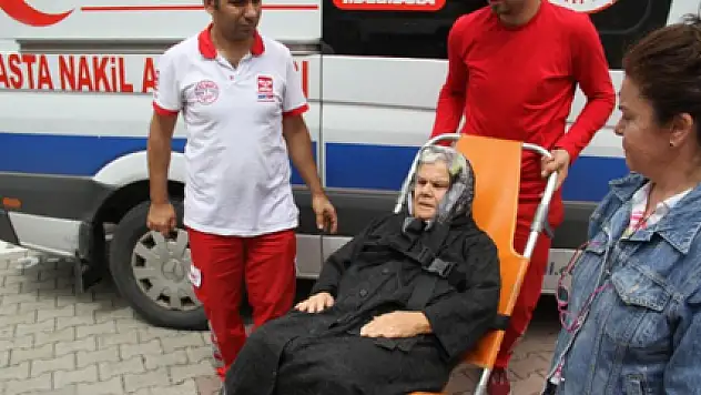 Sabiha nine, oy kullanacağı okula sedyeyle geldi