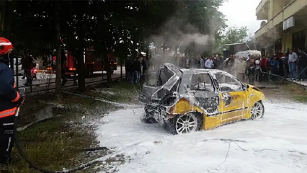 Kaza yapan otomobil alev topuna döndü