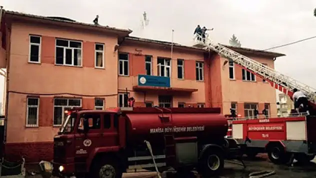 Yıldırım düşen okul çatısında yangın çıktı