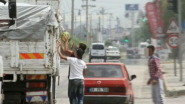 Kamyondan karpuz hırsızlığı kamerada
