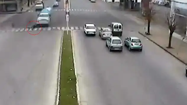 Kamyon motosikleti biçti!