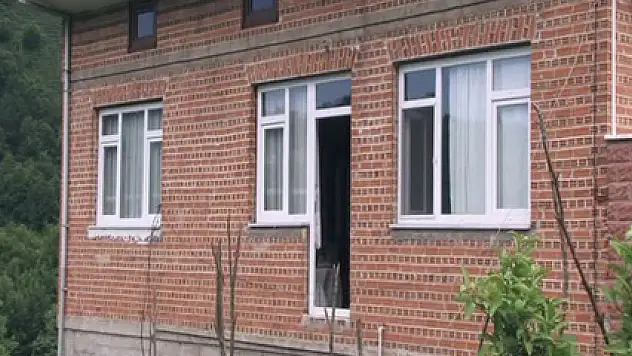 İkinci kattaki ev boşluğa açılıyor