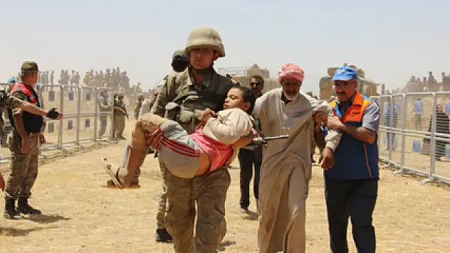 Bombardımandan kaçan Suriyeliler Türkiye'ye sığınıyor