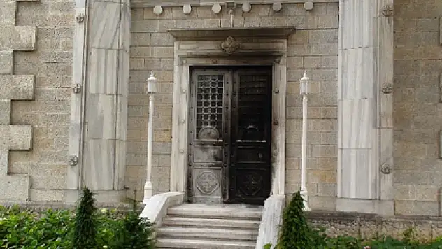 'Mesih'im' deyip kilisenin kapısını ateşe verdi