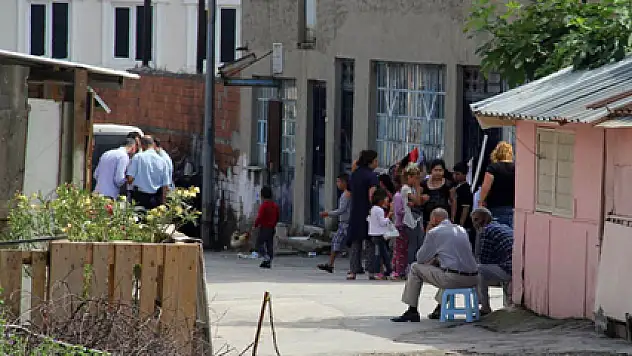 2 aylık bebek annesinin koynunda can verdi