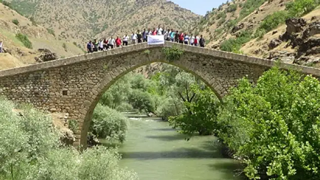Gençlik gönüllüleri tarihi mekanları geziyor