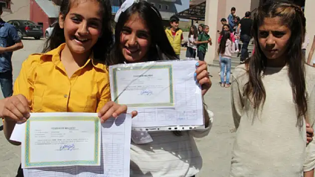 17 milyon 559 bin öğrenci bugün karne alıyor