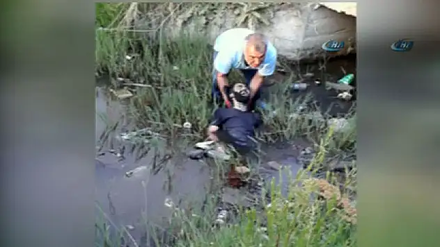 Otomobilin çarptığı genç, dereye düştü