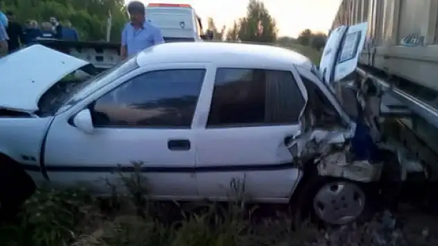 Otomobil ile yük treni çarpıştı