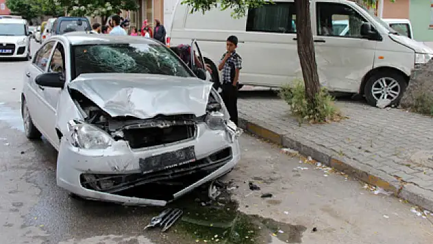 Şüpheli kovalayan polis aracı kaza yaptı: İki yaralı