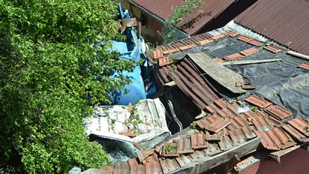 Kanal açma vidanjörü gecekondunun üzerine uçtu