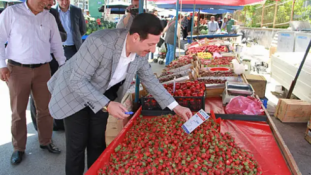BAŞKAN TOK, PAZARCI ESNAFINA KİMLİK KARTI DAĞITTI