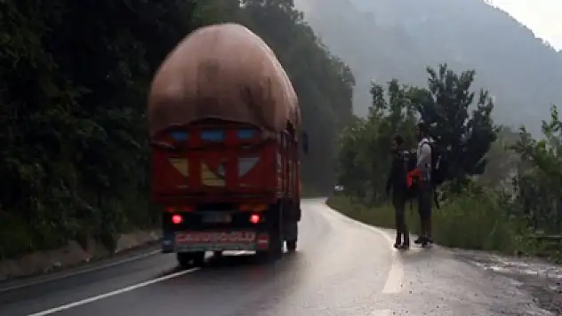 Otostop çekerek Türkiye'yi geziyorlar