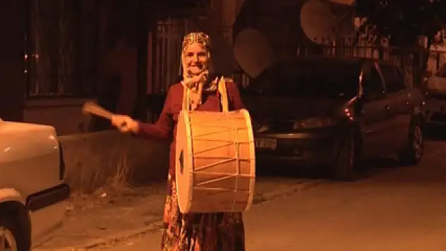 62'lik teyze İzmir'i sahura kaldırıyor