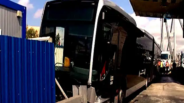 Metrobüs Boğaziçi Köprüsü'nde bariyerlere çaptı!