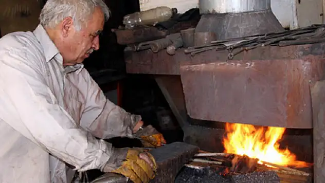 Demir ustalarının Ramazan'da aşırı sıcakla sınavı