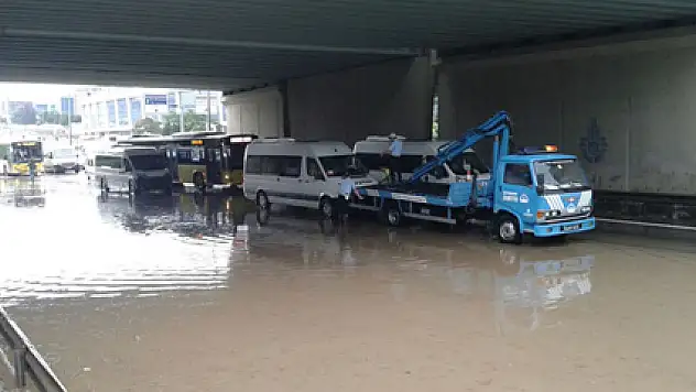 E-5'i sel bastı, trafik felç!