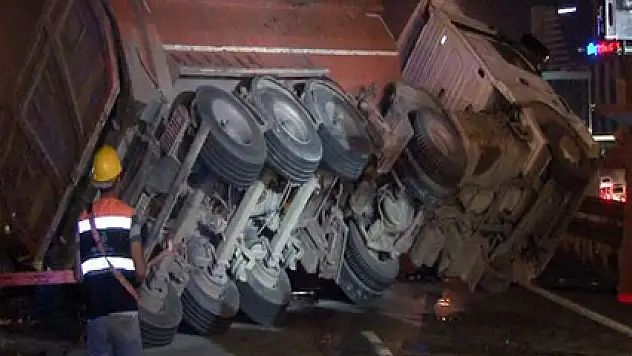 İstanbul TEM Otoyolu'nda hafriyat kamyonu devrildi, trafik felç oldu!