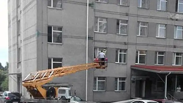 Hastanede çocuğunu görmek için vinç kiraladı