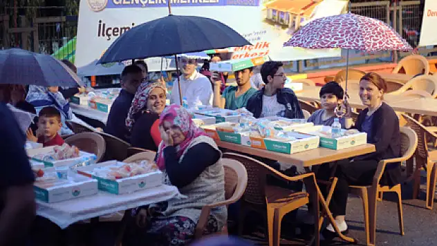 İLKADIM'DA YAĞMUR ALTINDA İFTAR