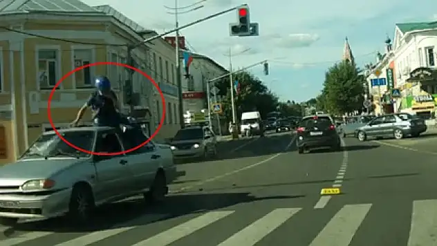 Kendini bir anda aracın üstünde buldu