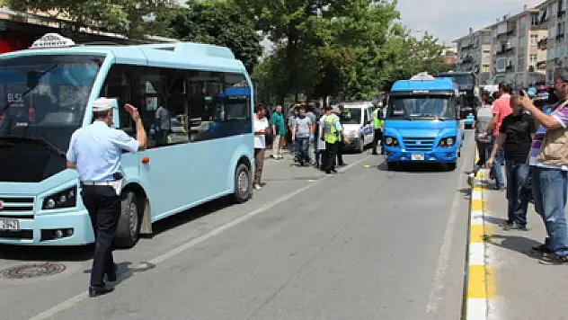Trafik polisi tartıştığı minibüsçüyü bacağından vurdu
