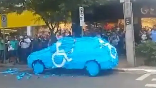 Sen misin engelli noktasına park eden!