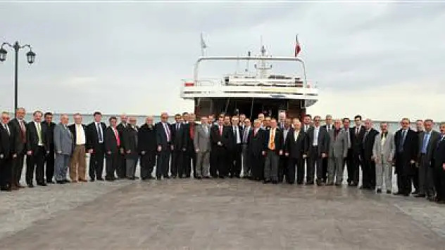 İl Genel Meclisi Üyeleri Gemide Yemek Yedi