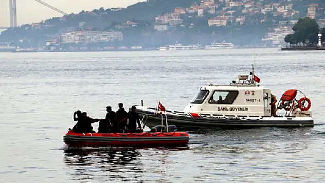 İstanbul Boğazı'nda sürat teknesi alabora oldu