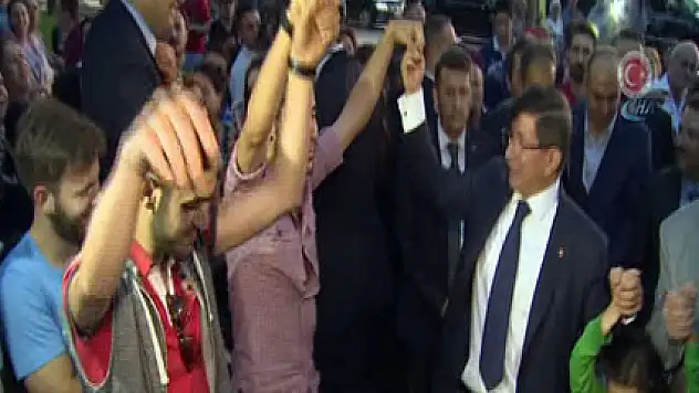 Başbakan Davutoğlu gençlerle horon tepti