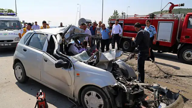 Park halindeki kamyona çarptı: 1 ölü