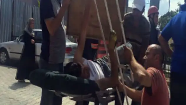 Düşmemek için tutunduğu korkuluk demiri koluna saplandı