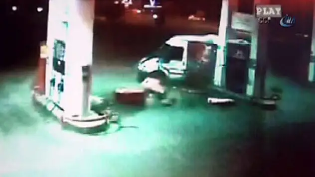 Minibüs benzin istasyonuna böyle daldı