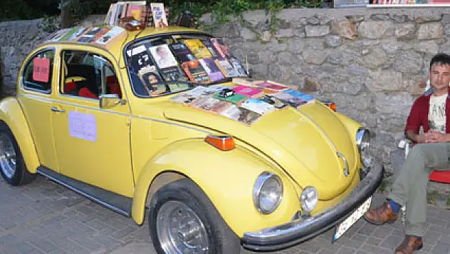 Vosvos'u seyyar kütüphaneye çevirdi