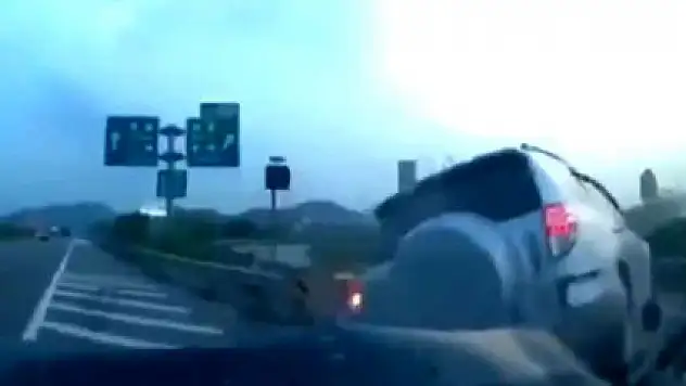 Kazaya yol açan cip şarampole uçtu