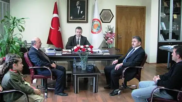 Atletizimciler Başkan Topaloğlu'nu ziyaret etti