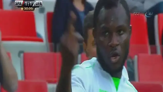 Taraftarın ırkçı tezahüratına tepki gösteren futbolcuya kırmızı kart