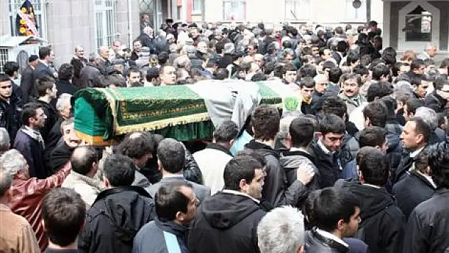 Beyin kanaması geçiren öğretmen toprağa verildi